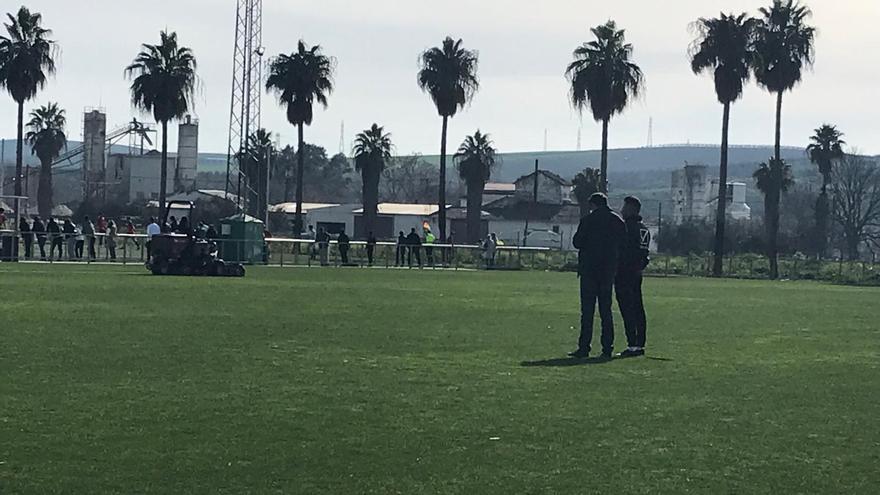 Charla entre Monterrubio y Ania tras el entrenamiento del Córdoba CF