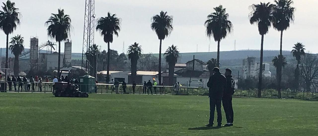 Monterrubio y Ania charlan en el centro del campo tras acabar el entrenamiento del Córdoba CF.