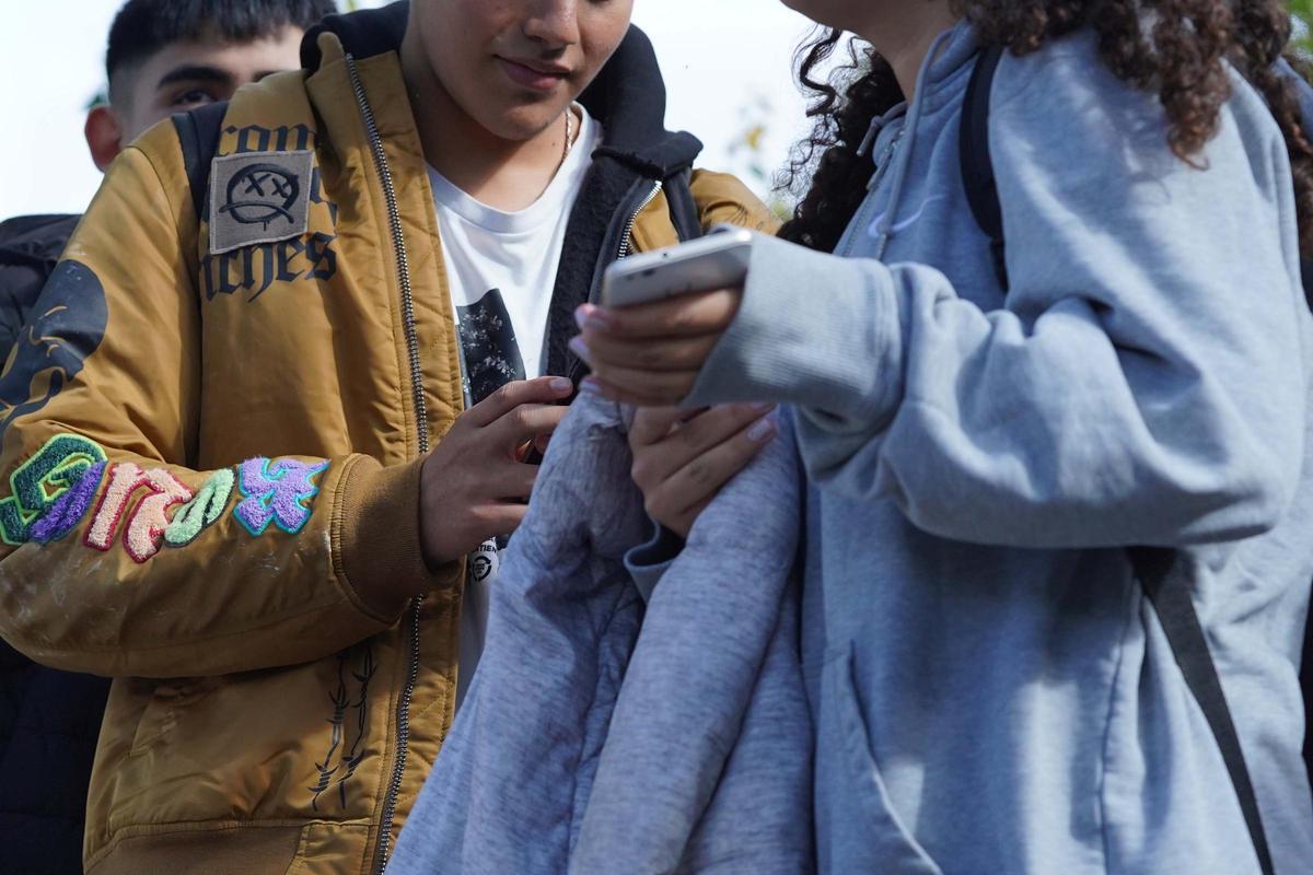 ¿Mòbils a l’escola? Aquest és el qüestionari que Educació ha enviat per abordar la regulació