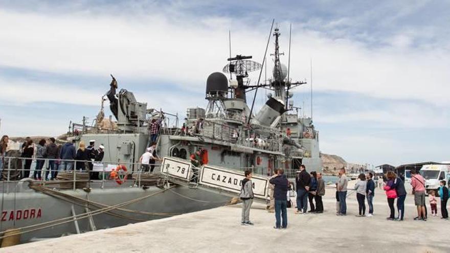 La embarcación permanece expuesta en el Puerto de Alicante este fin de semana.