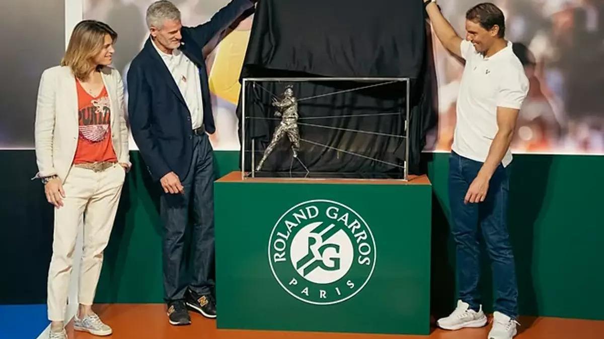 Nadal descubre su estatua, junto a Moretton y Mauresmo.