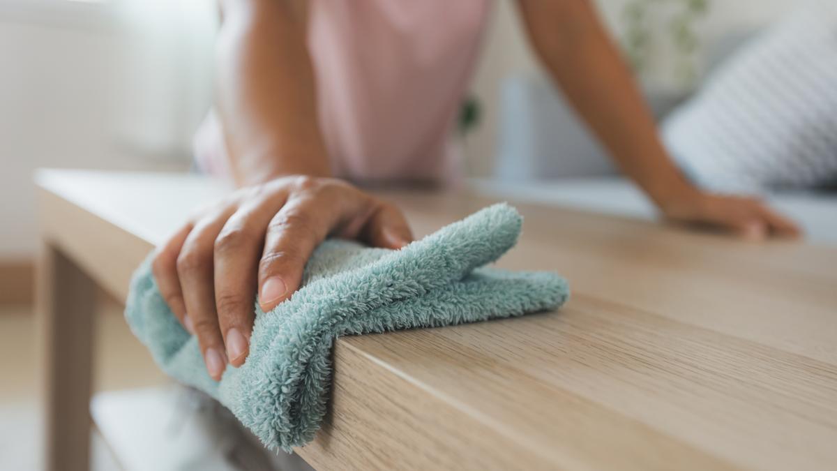 Una media y pasta de dientes: con estas dos cosas harás maravillas y dejarás tu salón como nuevo