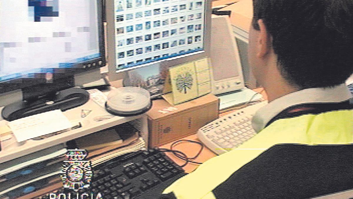Imagen de archivo de un policía nacional examinando imágenes de pornografía infantil.