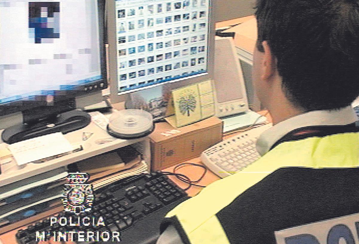 Imagen de archivo de un policía nacional examinando imágenes de pornografía infantil.