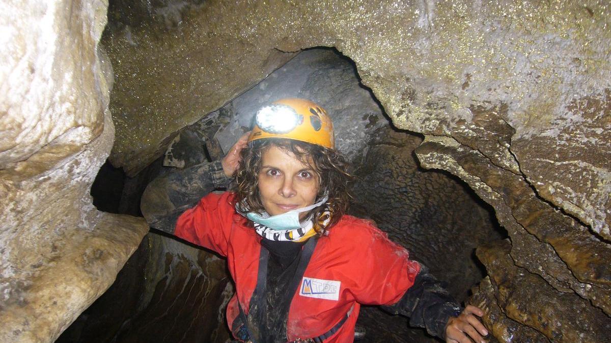 Belén López Martínez, en la cueva.