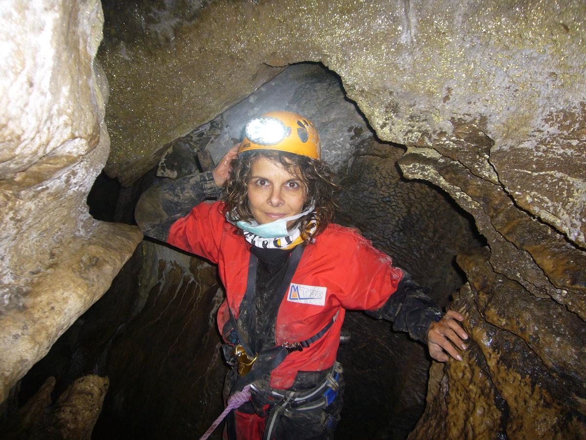 Belén López Martínez, en la cueva.