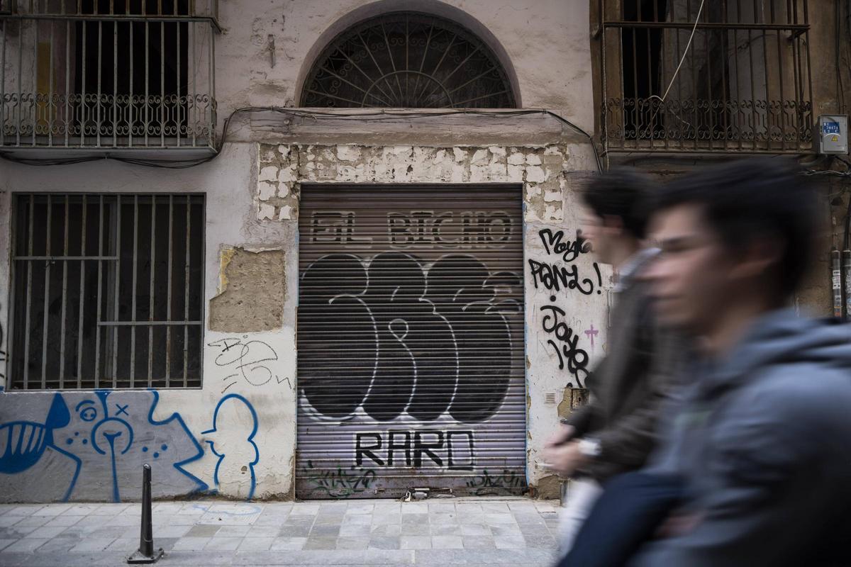 Comercio cerrado en el centro de València.