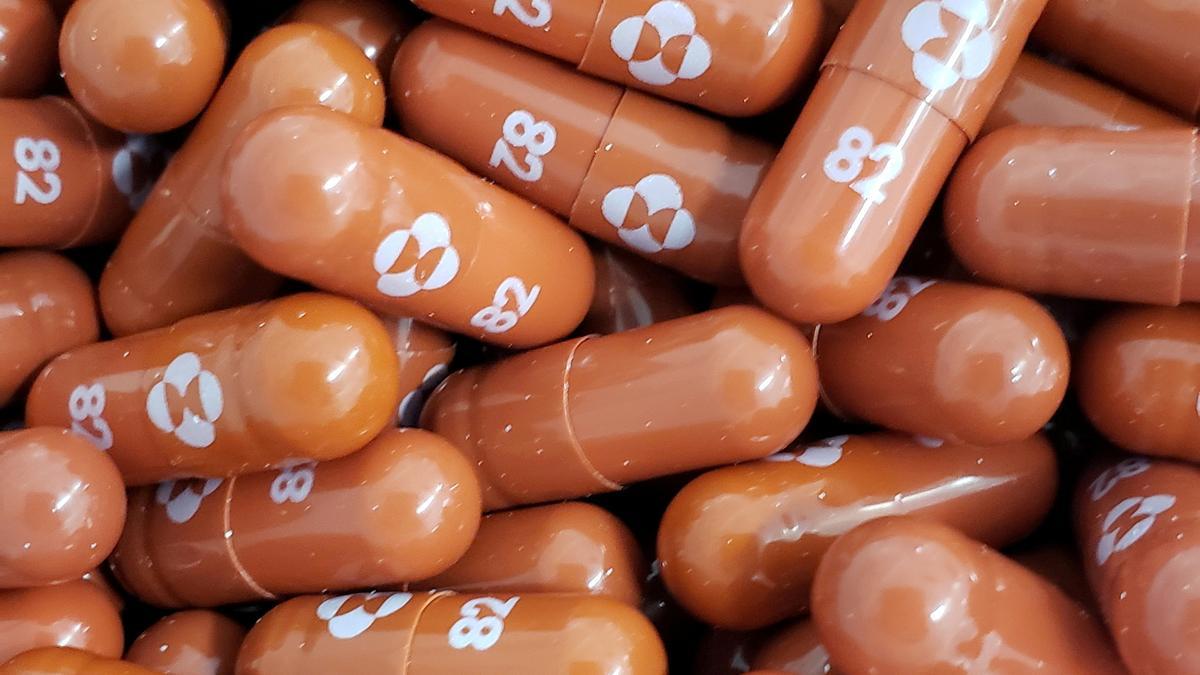 La farmacéutica anunció que sus análisis mostraban que el molnupiravir reducía en un 50 % el riesgo de hospitalización o muerte.