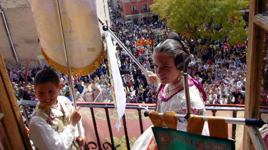 La junta fallera de Dénia pide perdón por las faltas de ortografía en los banderines