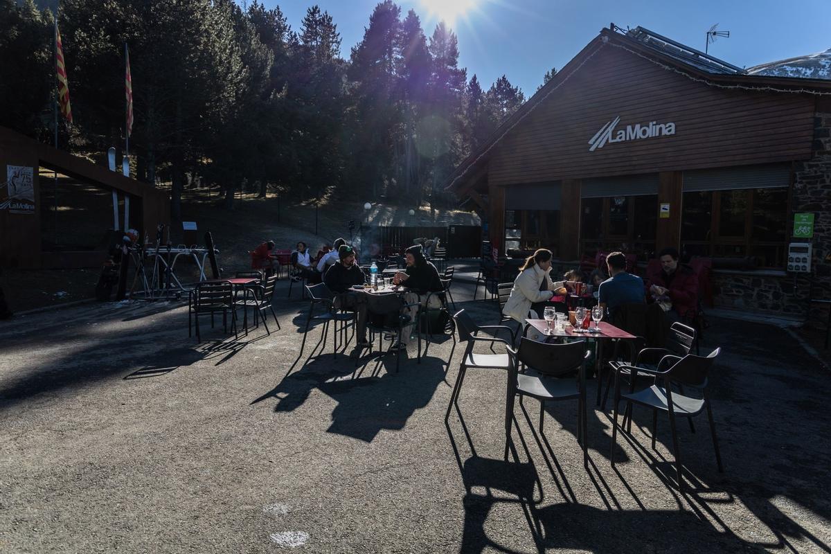 El aumento de las temperaturas significa que la gran mayoría de las estaciones de esquí del mundo ya dependen de la nieve artificial para aumentar la capa de nieve y prolongar la temporada, pero una racha récord de clima templado a fines de diciembre significa que incluso la nieve artificial ya no es posible en algunas áreas como en La Molina