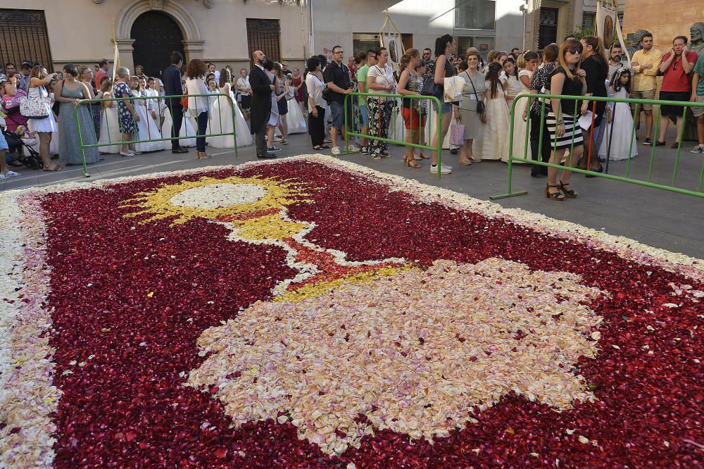 Diferentes imágenes de la procesión litúrgica del Corpus Christi que ayer recorrió las calles del centro, tal y como viene sucediendo desde hace más de seis siglos.