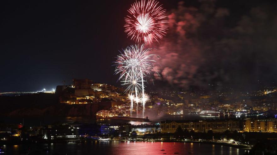 El gran castillo de fuegos artificiales del año pasado. | J.A. RIERA