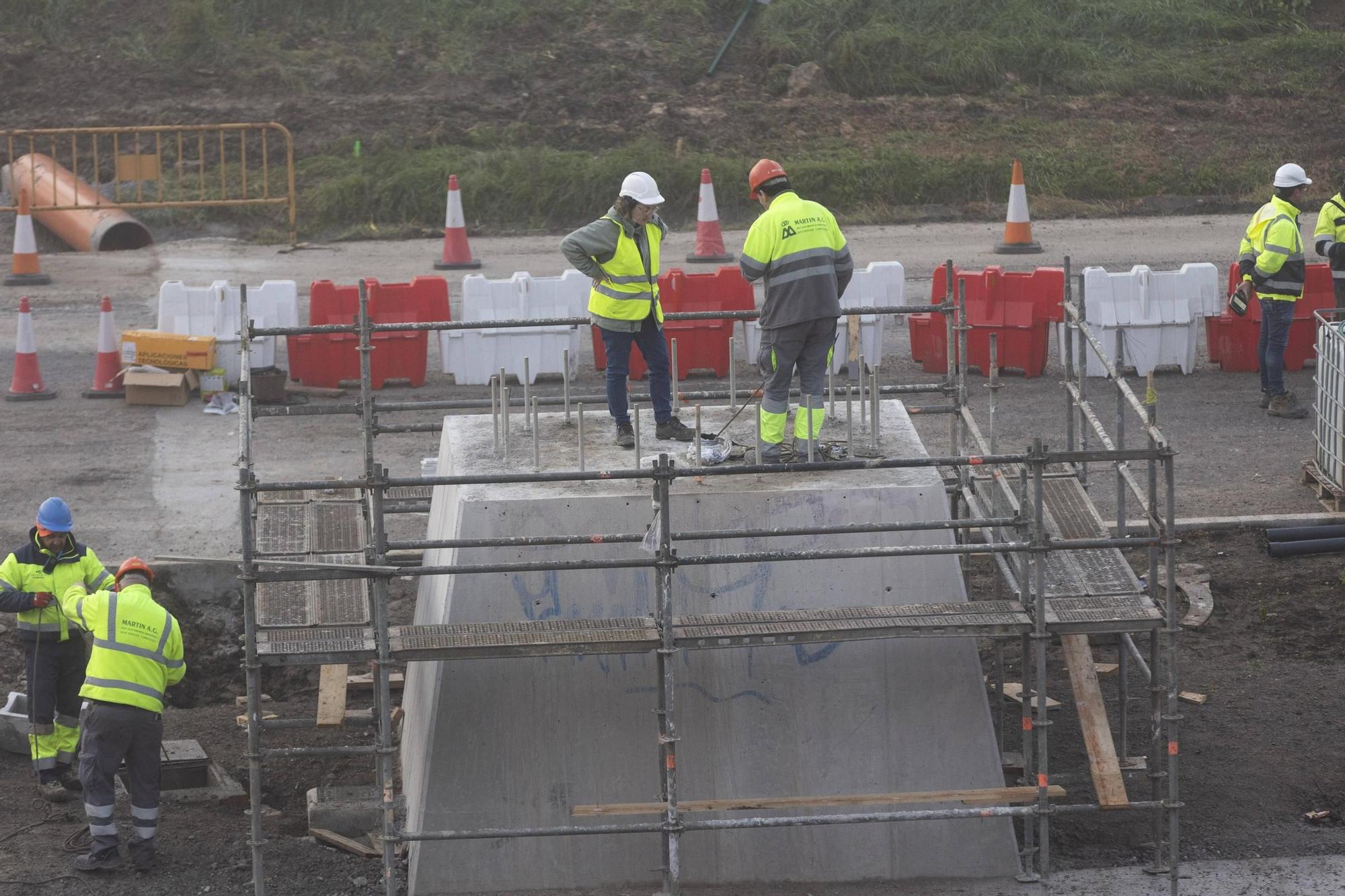 EN IMÁGENES: Así fue la instalación del mástil de 55 metros en las obras de la entrada de Oviedo