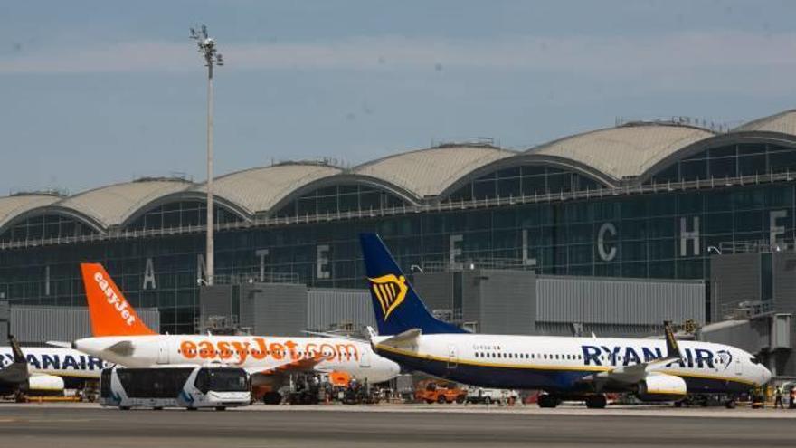 Un avión de Ryanair, estacionado en el aeropuerto.