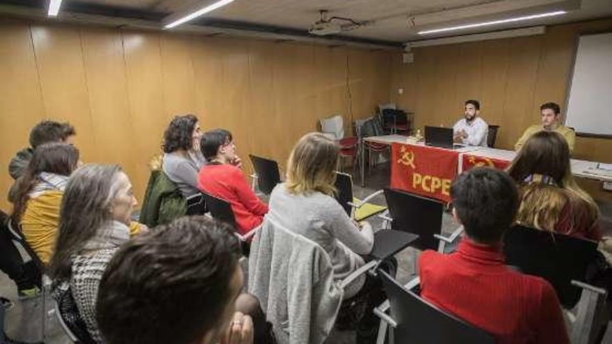 Reunión de Jóvenes Comunistas celebrada ayer en la biblioteca de Oviedo.