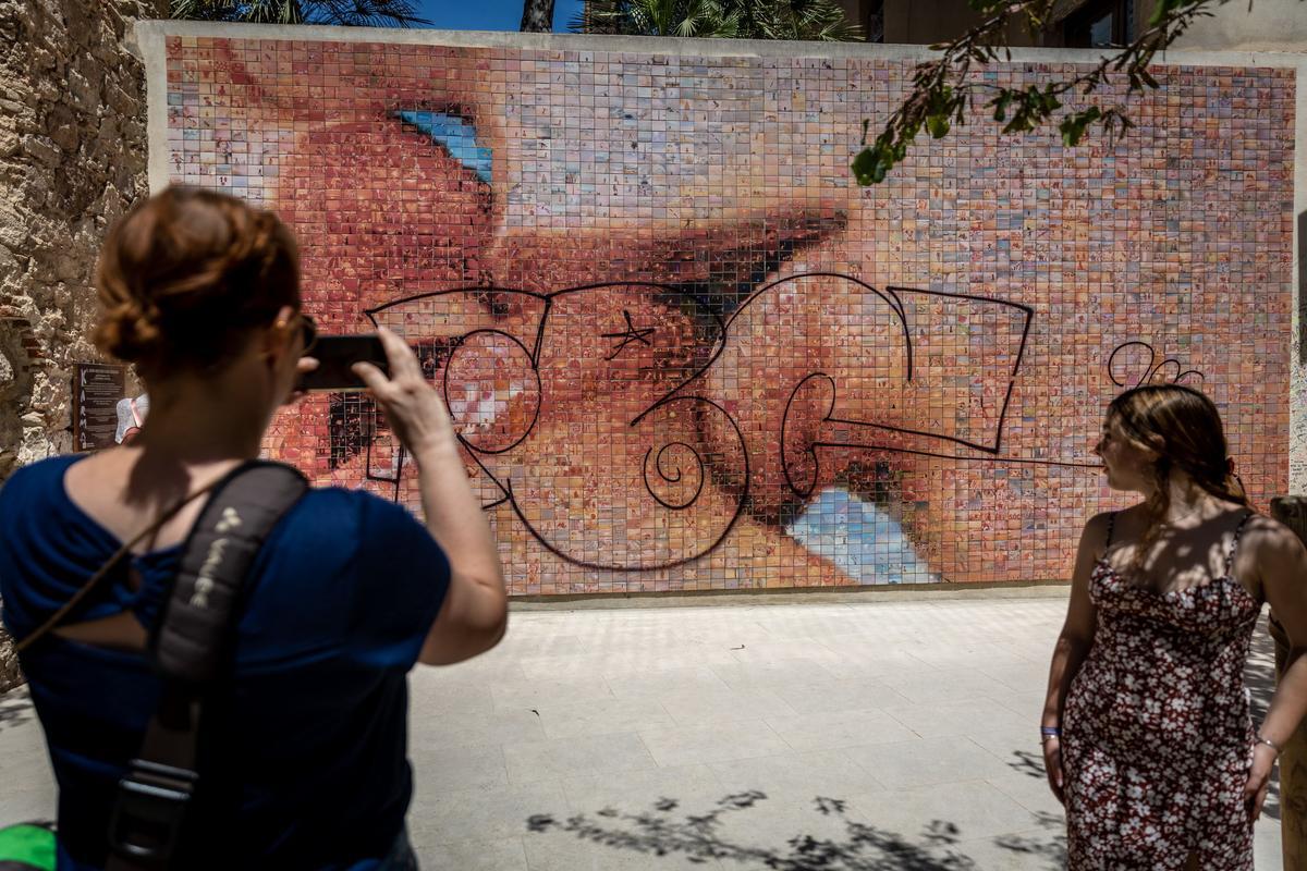 Vandalizado el mural de El beso de Fontcuberta en Barcelona