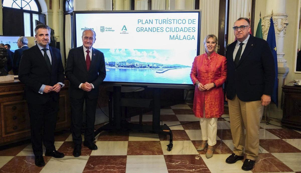 Carlos Conde, Francisco de la Torre, Carolina España y Arturo Bernal, en la presentación del plan turístico.