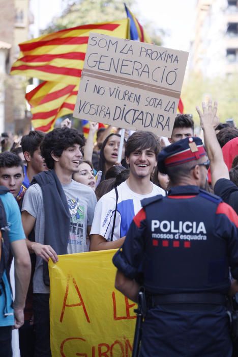 Manifestació d'estudiants universitaris i de secundària al centre de Girona