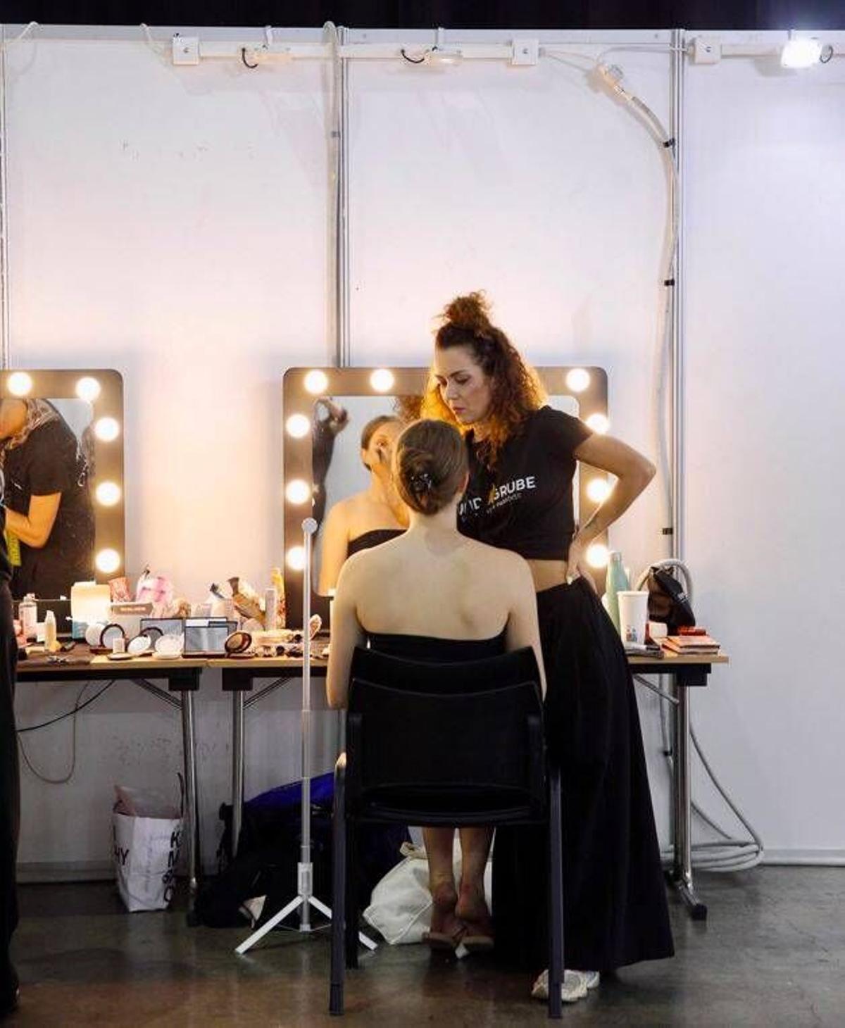 La maquilladora Jenifer Gutiérrez durante uno de sus trabajos.