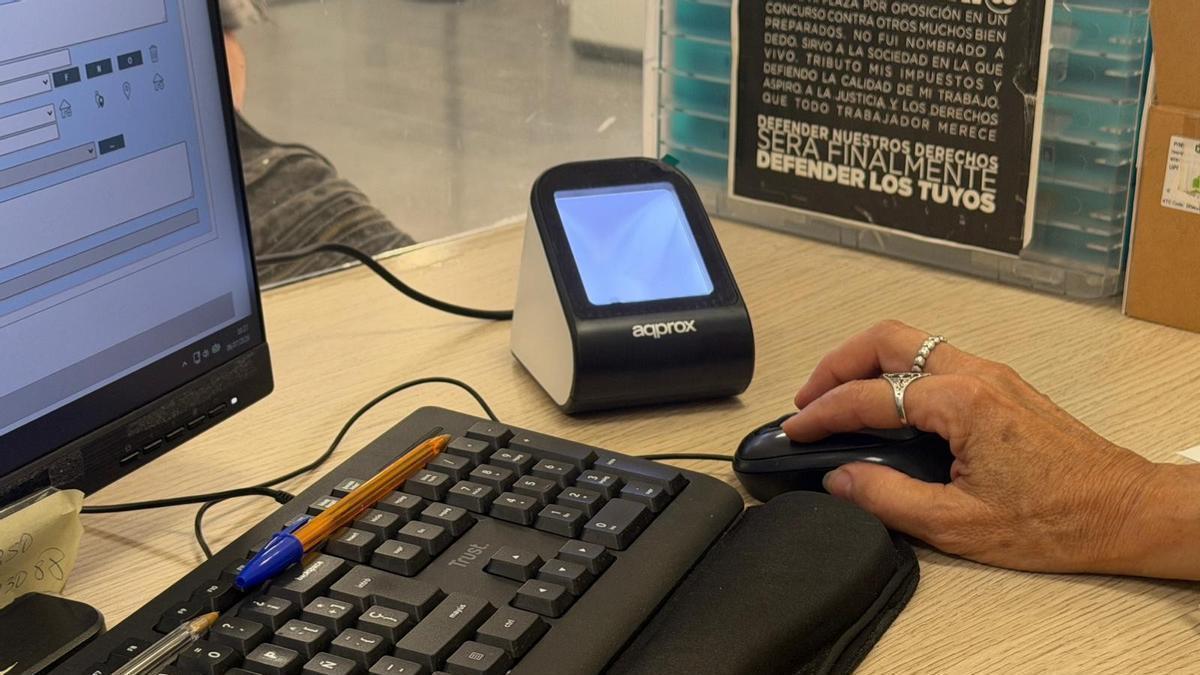 Un lector QR compatible con MiDNI en el Ayuntamiento de Paterna