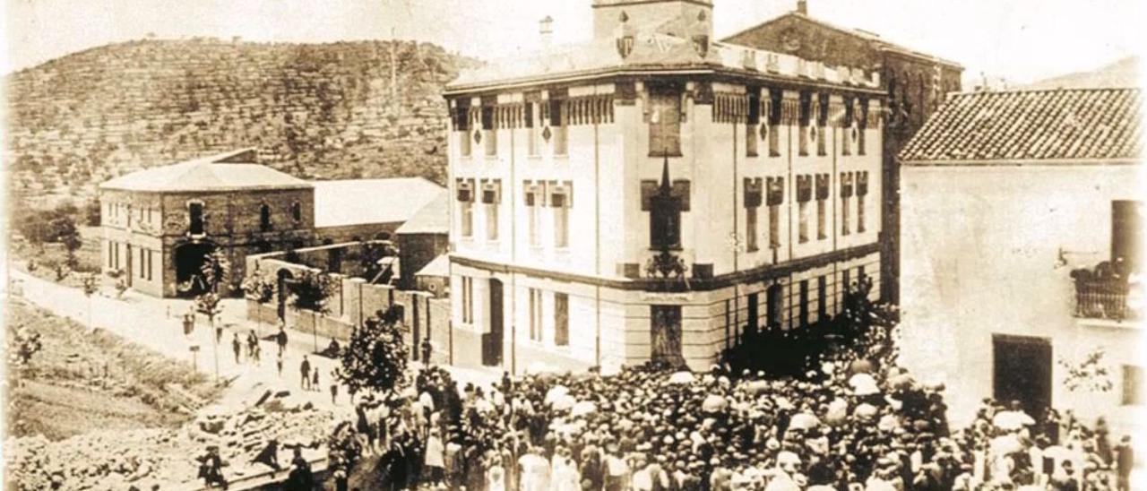El 12 de junio de 1927 se celebró por todo lo alto la inauguración de un edificio que el jueves pasado sufrió un importante derrumbe.