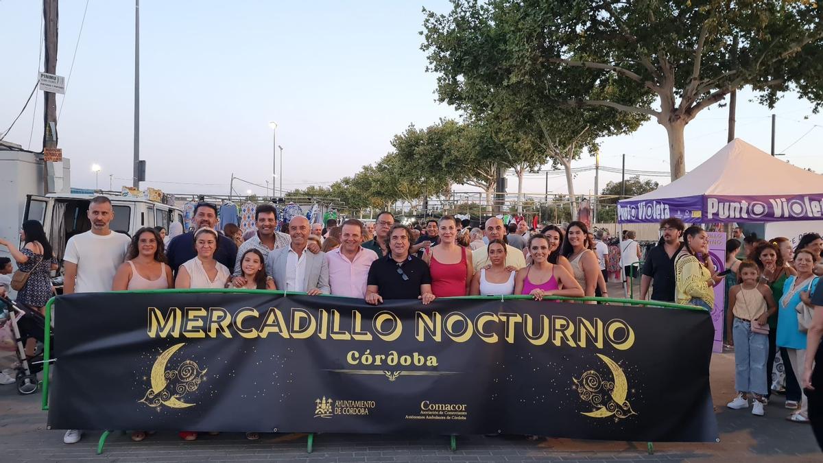 Representantes del gobierno municipal y otros concejales en el Ayuntamiento de Córdoba, en el primer mercadillo nocturno.