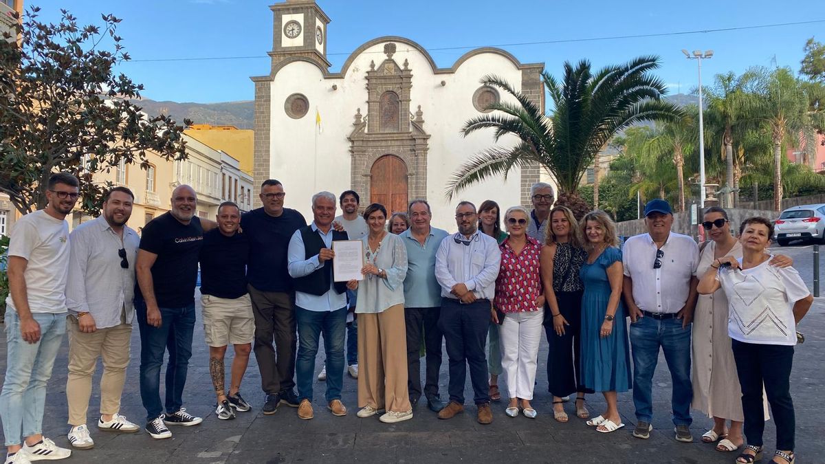 Grupo de concejales que avalan la moción de censura.