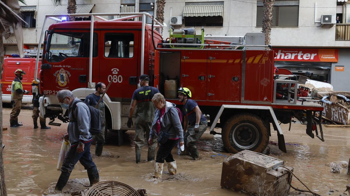 Un camión de bomberos en la zona cero de la DANA.
