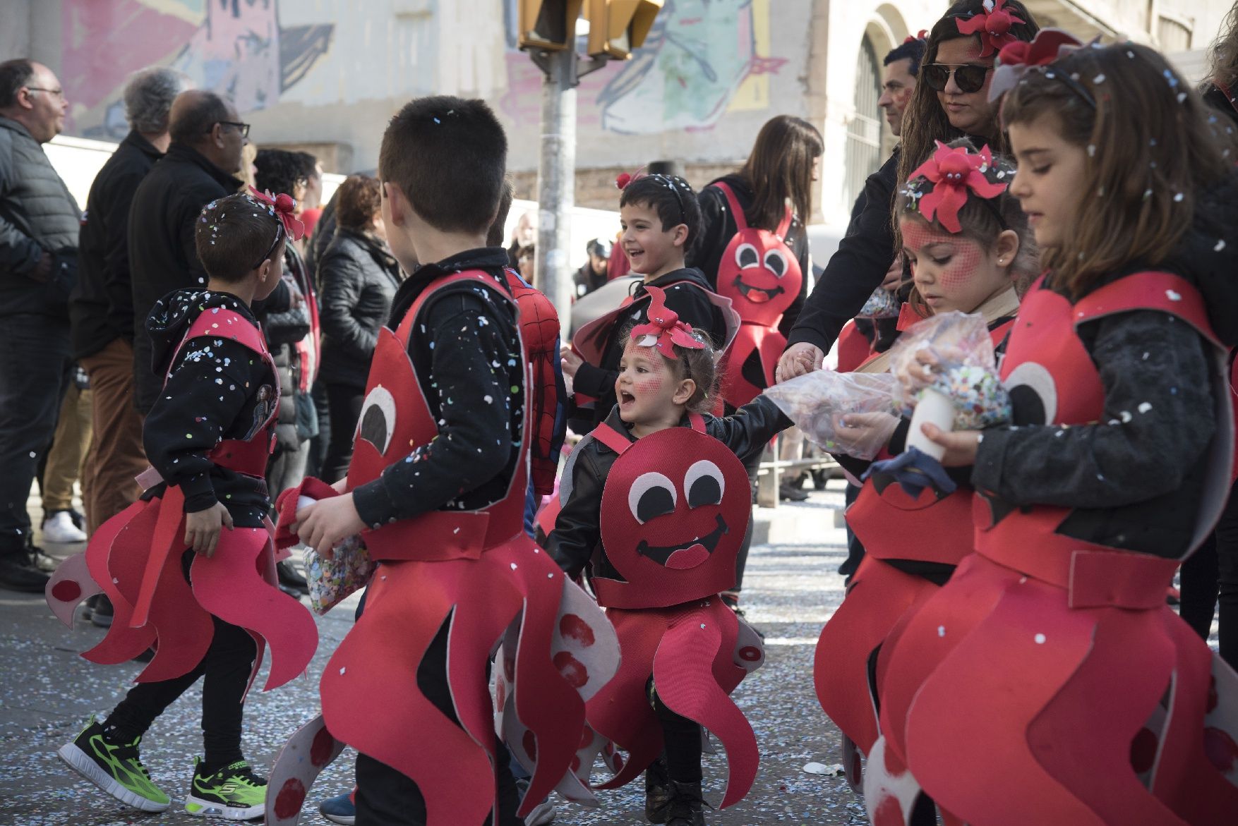 El Carnaval de Manresa recupera la seva màxima esplendor amb una marea d’infants