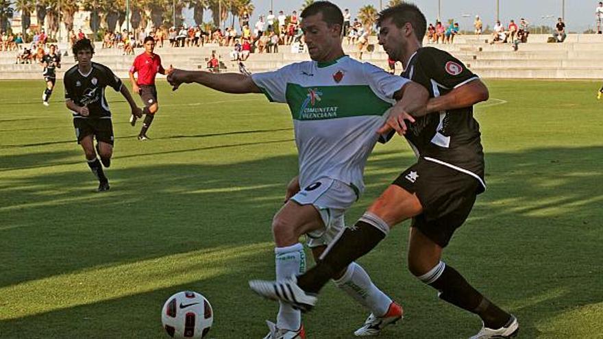 El mediapunta Kike Mateo trata de irse de un rival en el partido disputado ayer en Oliva ante el Ontinyent.