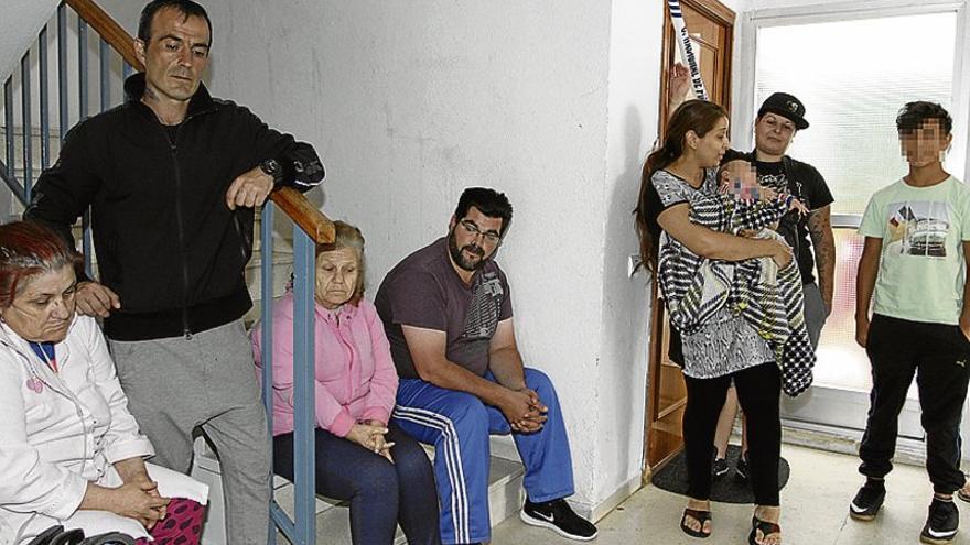 Una familia de Badajoz duerme hace 10 días en el portal tras dañar un fuego su piso