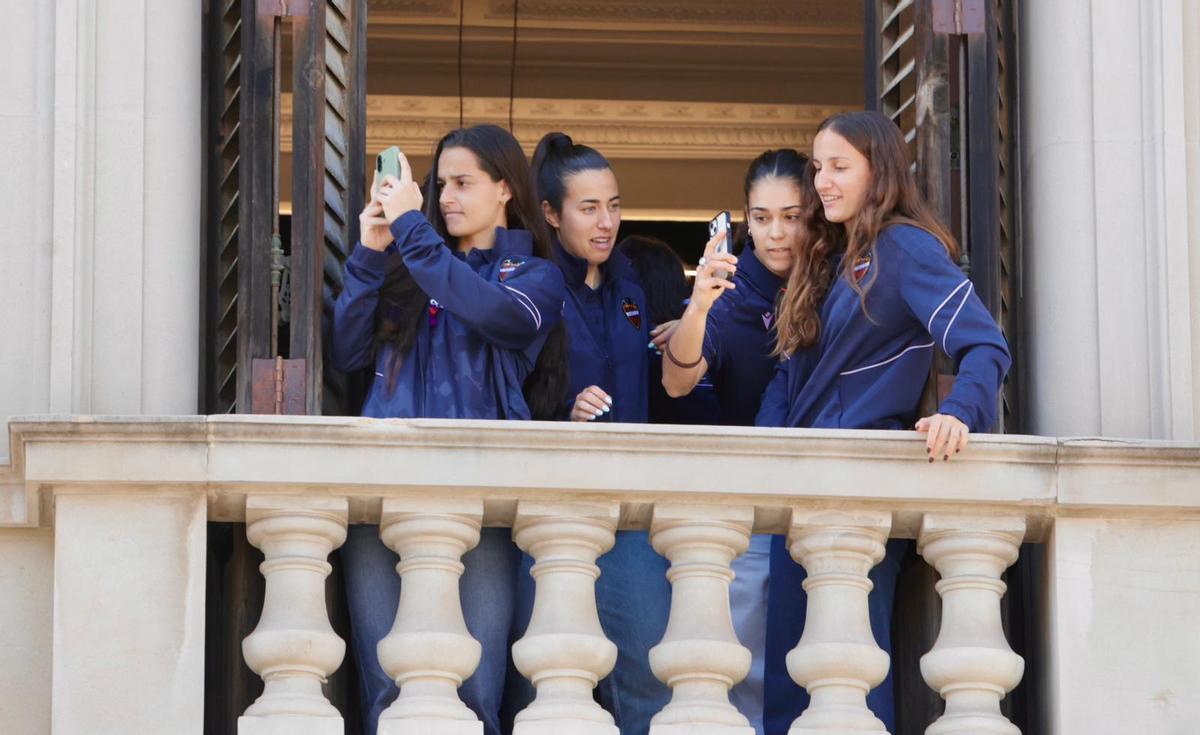 Las jugadoras del Levante inmoratizan el momento