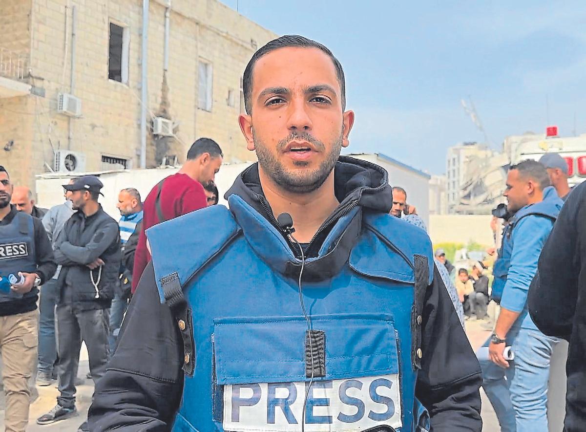 Anas al Sharif, reportero de la cadena catarí Al Jazeera, trabajando en la ciudad de Gaza