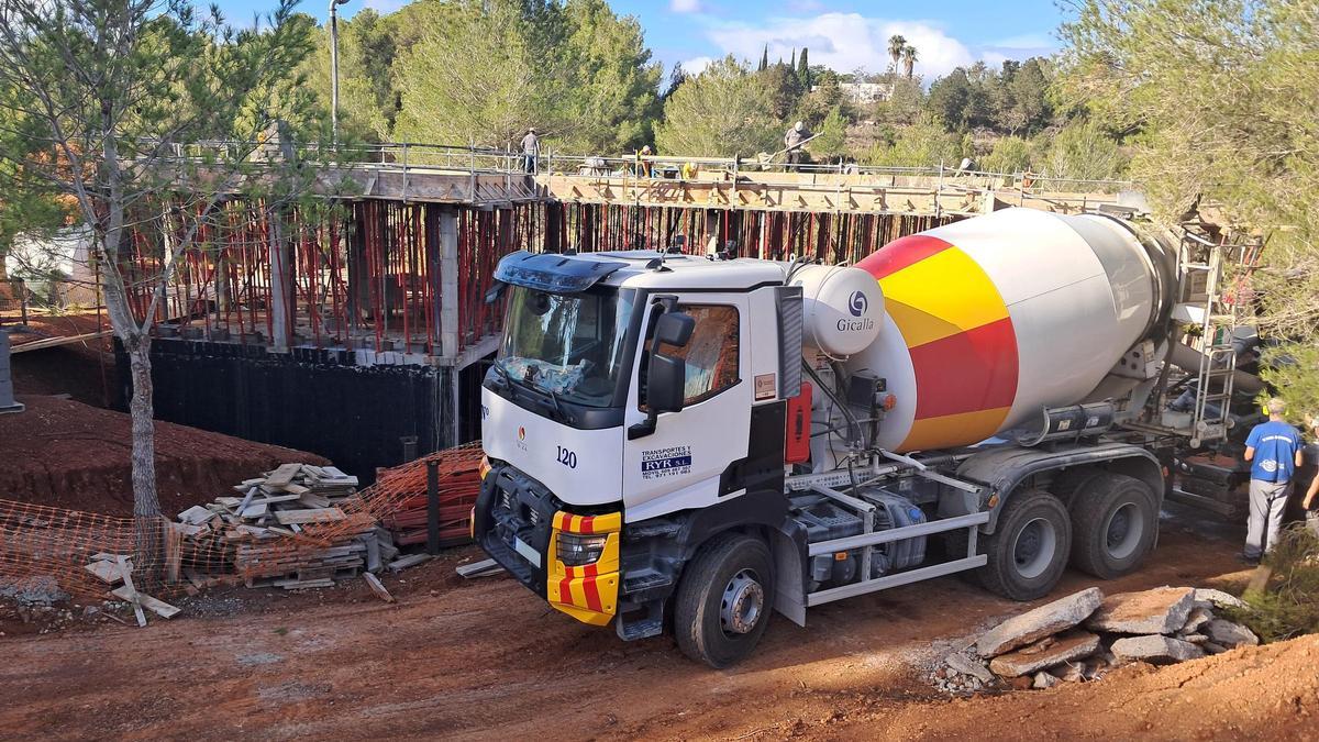 Fotografía de uno de los camiones hormigonera de Suministros Ibiza.