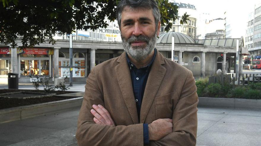 Juan Díaz Villoslada, na praza de Pontevedra.   | // CARLOS PARDELLAS