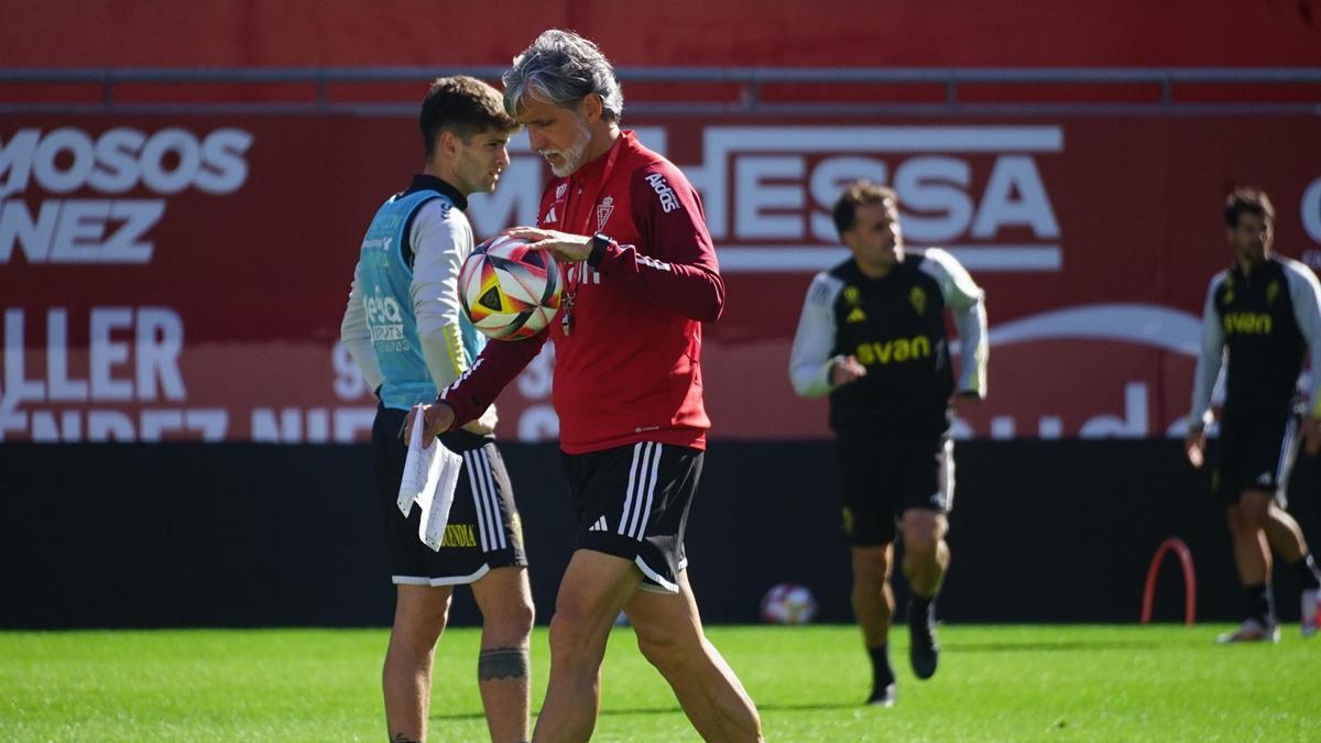 Pablo Alfaro dirige la última sesión de entrenamiento del Real Murcia.