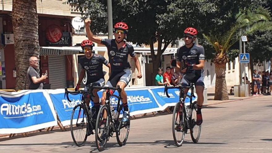 Los tres corredores de Giménez Ganga Primoti entran juntos en la línea de meta de Cocentaina