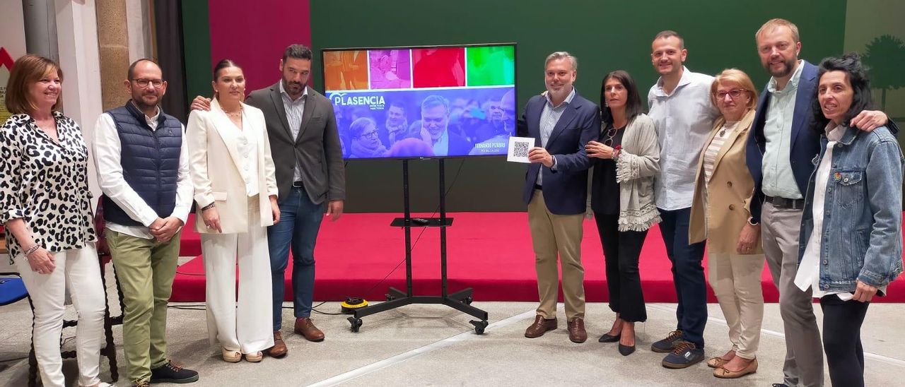 Pizarro y miembros de la lista del PP de Plasencia, en la presentación del programa.