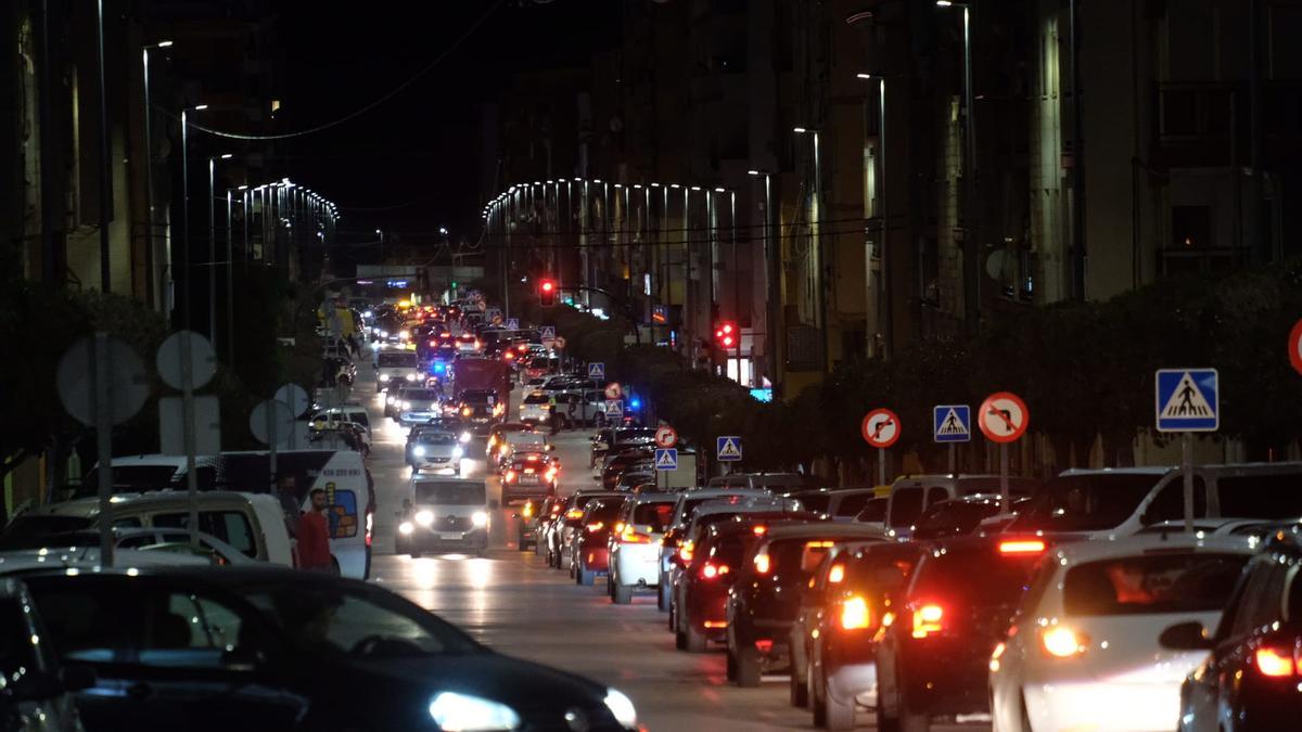 La caravana reivindicativa protestando en defensa del comercio, la hostelería y el ocio nocturno de Elda y Petrer.