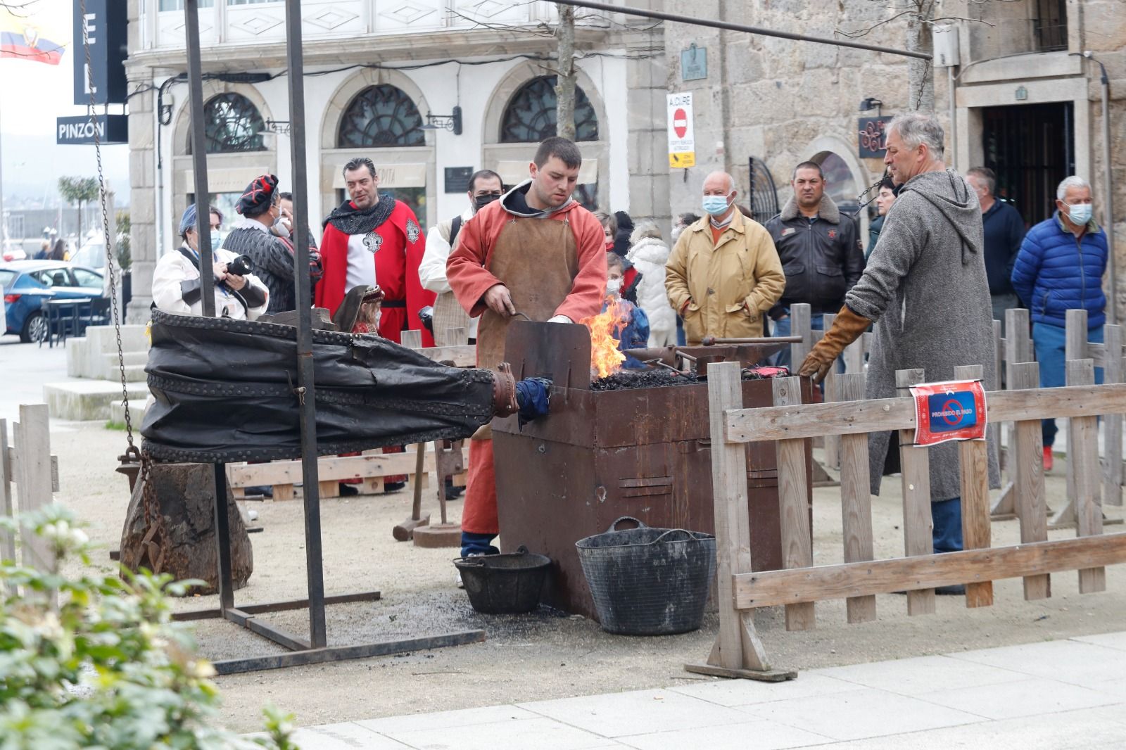 Así vive Baiona el regreso de la Arribada: justa de caballeros , esgrima y talleres de artesanía