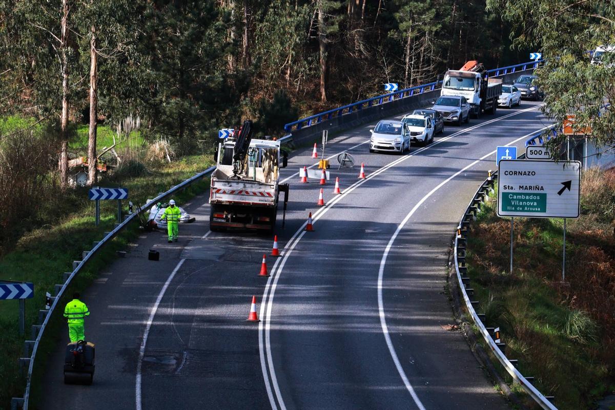 Reparación de carreteras dañadas por los temporales en la comarca, esta mañana.