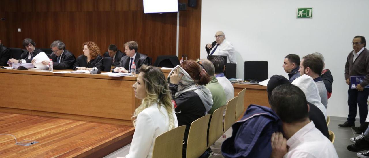 La reina del speed, en primera fila, con el resto de acusados el día del juicio en la Audiencia de Zaragoza.  | EP