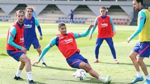 Araujo, en el centro de un rondo del entrenamiento del Barcelona.