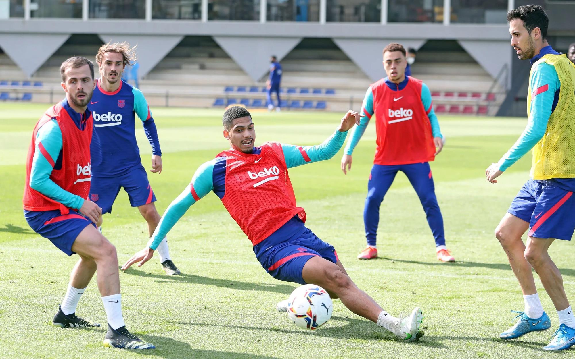 Araujo, en el centro de un rondo del entrenamiento del Barcelona.