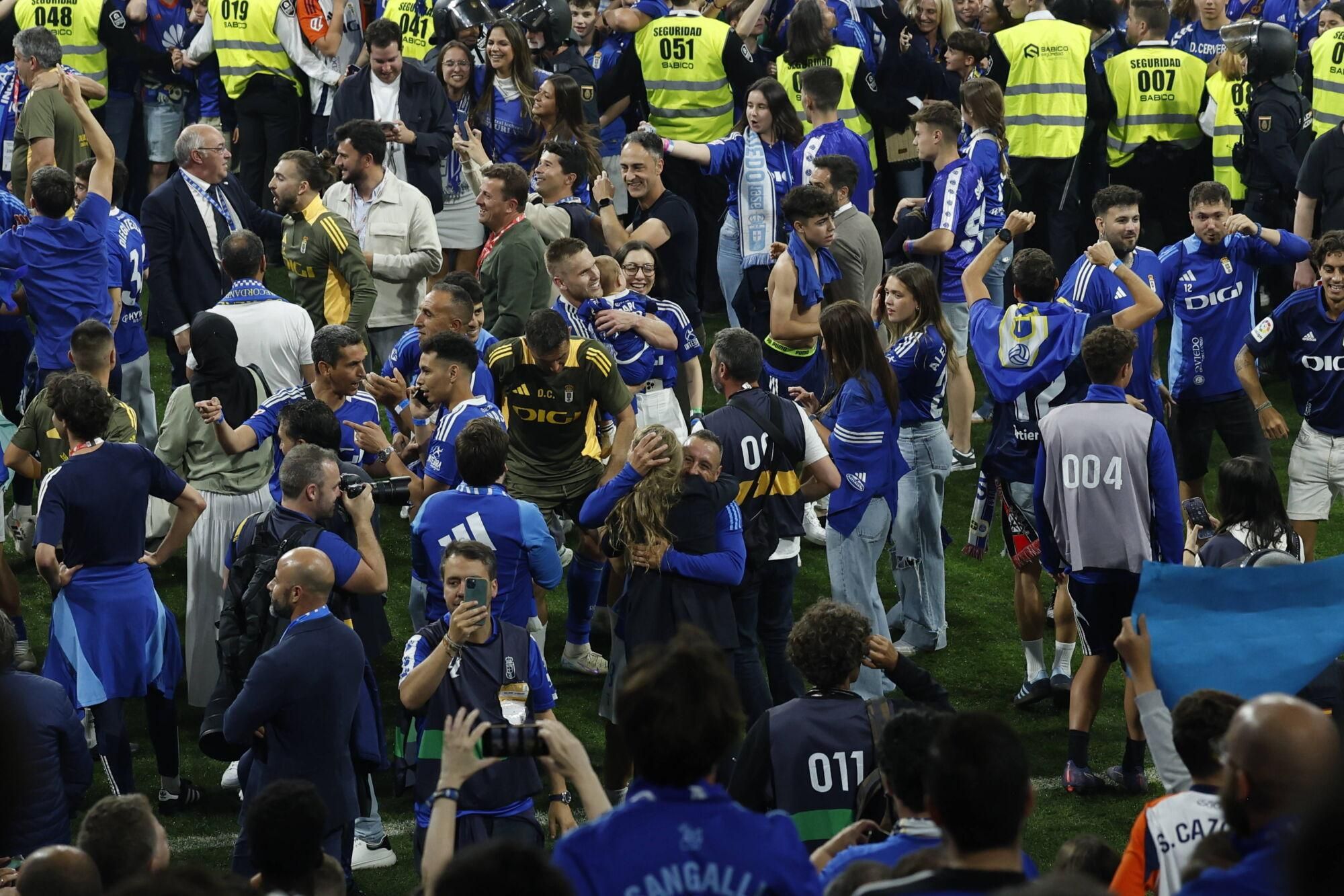 Así se vivió en el Carlos Tartiere la noche del ascenso del Oviedo a Primera División 24 años después