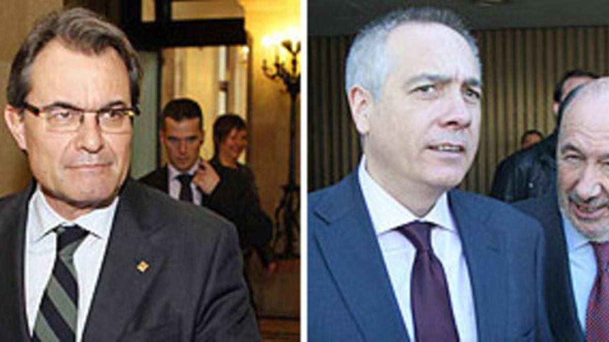 A la izquierda, Artur Mas, y a la derecha, Pere Navarro y Alfredo Pérez Rubalcaba.