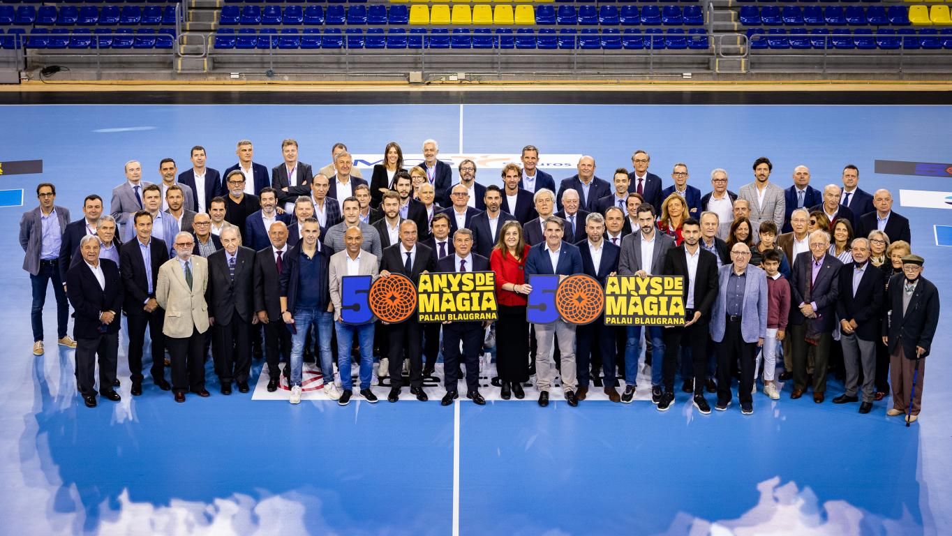 Laporta, junto a su directiva y exleyendas del Palau.