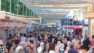 Ambiente en la 85ª Feria del Libro de Madrid, que se celebra estos días en el parque del Retiro.