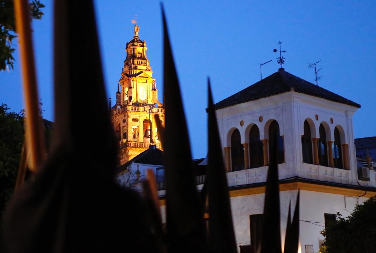 El Vía Crucis pone recogimiento a la noche cordobesa