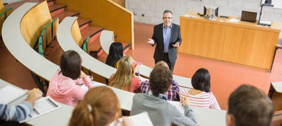 Un profesor universitario da clase a sus alumnos